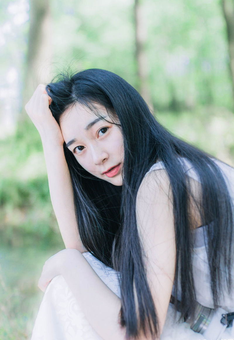 “周瑜怕是……已有死志。”贾诩对于周瑜的死倒是不怎么惊讶，看向吕布道：“孙权虽得周瑜之助得了江东之主的位置，但也因此，为周瑜自己埋下了祸根，他当时所展现出来的影响力太大了，大到只要他有这个想法，可以随时从孙权手中，将江东基业拿过来，这是为上位者最为忌惮的事情，孙策有那个魄力和足够的能力去驾驭周瑜，但孙权显然没有。”